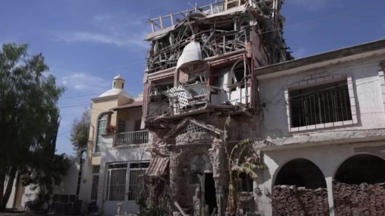 La casa de basura más alta de México: Juan perdió extremidades al construirla y ahora se la quieren tirar