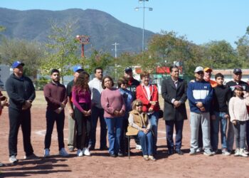 Le rinden homenaje al Prof. Carlos Benavides Peña