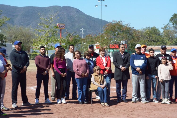 Le rinden homenaje al Prof. Carlos Benavides Peña