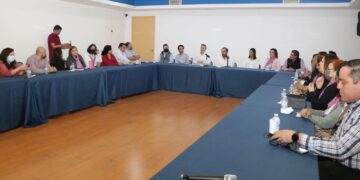 “JR” entabla compromisos ante comerciantes capitalinos