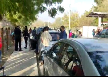 Padres de familia cierran la escuela por adeudo de cuotas a maestros en el ejido Zaragoza
