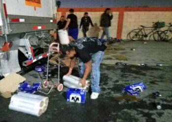 Ciudadanos hace rapiña a camión que traía más de 20 toneladas de cervezas
