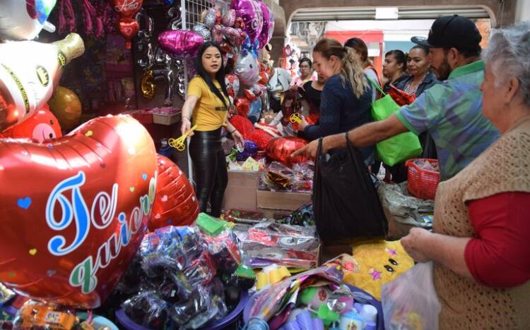 Esperan comerciantes repunte de ventas en el día de San Valentín