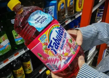 Retiran cerca de 5 millones de botellas del limpiador Fabuloso por contaminación bacteriana