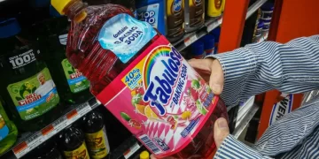Retiran cerca de 5 millones de botellas del limpiador Fabuloso por contaminación bacteriana