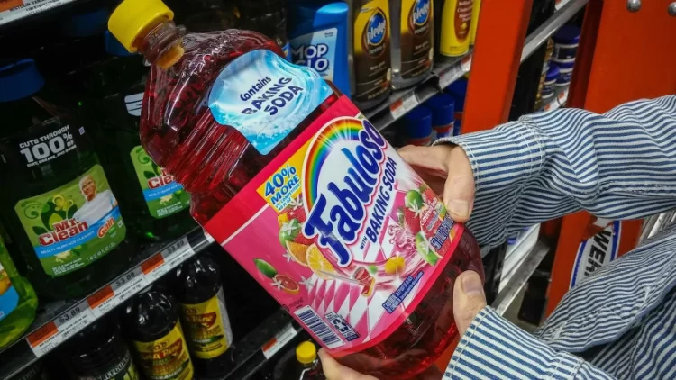 Retiran cerca de 5 millones de botellas del limpiador Fabuloso por contaminación bacteriana