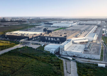 Mexicanos están a favor de la construcción de la planta de Tesla en Nuevo León: encuesta
