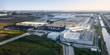 Mexicanos están a favor de la construcción de la planta de Tesla en Nuevo León: encuesta