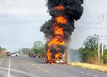 Se incendia un autobús que llevaba 29 pasajeros en la carretera Victoria-Nuevo León.