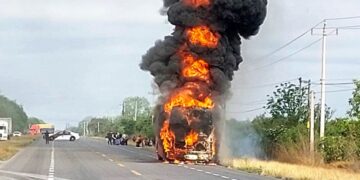 Se incendia un autobús que llevaba 29 pasajeros en la carretera Victoria-Nuevo León.