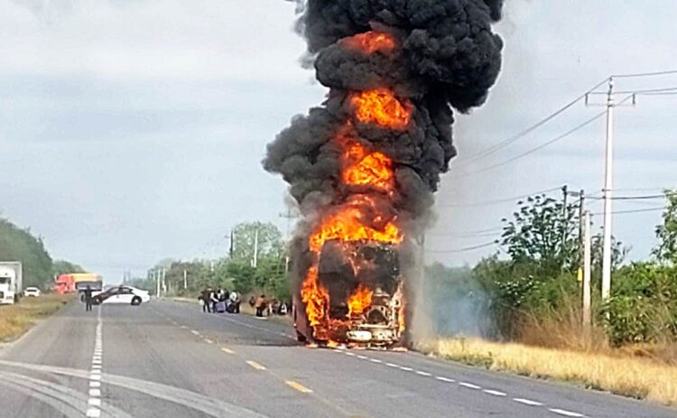 Se incendia un autobús que llevaba 29 pasajeros en la carretera Victoria-Nuevo León.