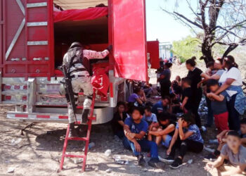Son abandonados 129 migrantes, en su mayoría jovenes con niños en los limites de Nuevo León y Tamaulipas