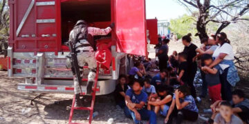 Son abandonados 129 migrantes, en su mayoría jovenes con niños en los limites de Nuevo León y Tamaulipas