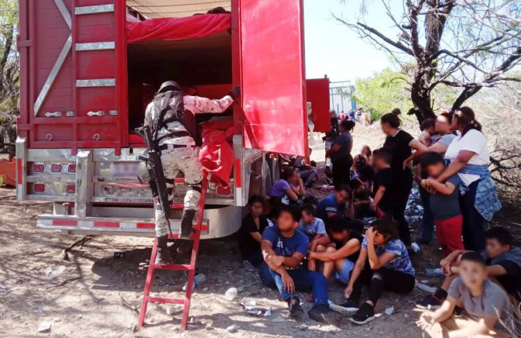 Son abandonados 129 migrantes, en su mayoría jovenes con niños en los limites de Nuevo León y Tamaulipas