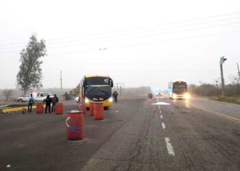Chófer de pasajeros encuentra la muerte al bajar de su autobús