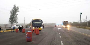 Chófer de pasajeros encuentra la muerte al bajar de su autobús