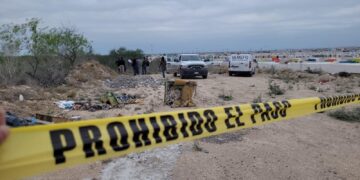 Hallan cuerpo de un hombre enredado en una cobija y amarrado con toallas