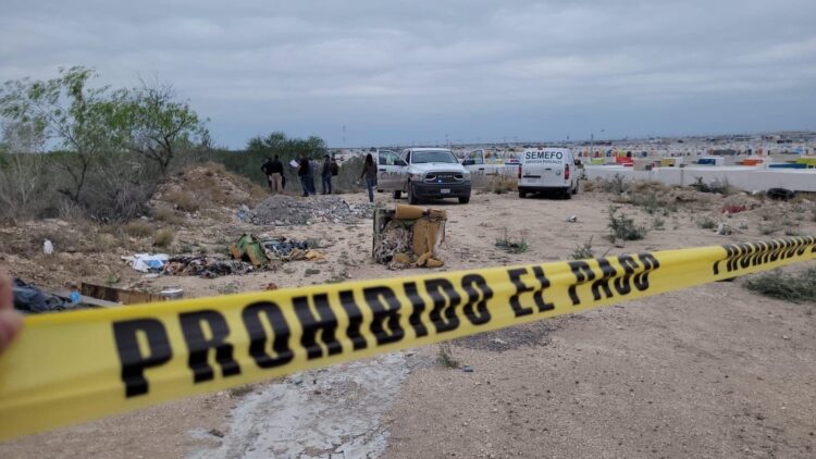 Hallan cuerpo de un hombre enredado en una cobija y amarrado con toallas