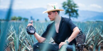 Carlos torres promociona su último sencillo “y será”.