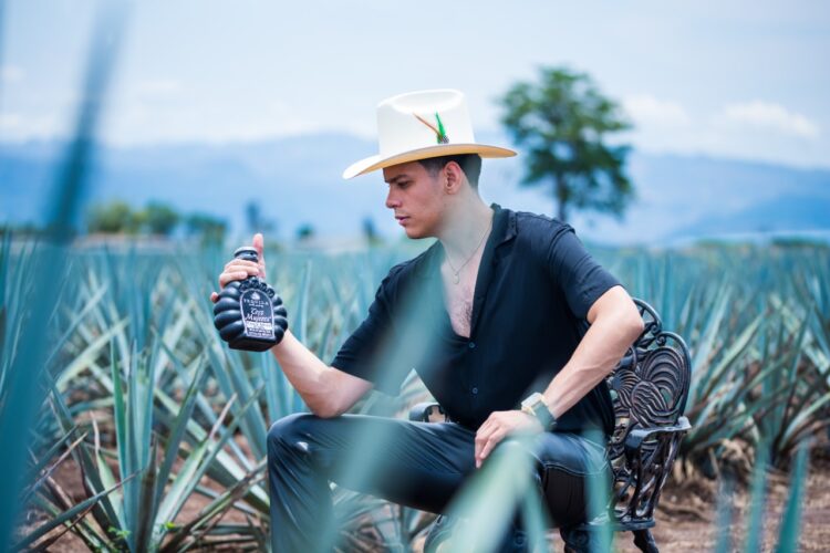 Carlos torres promociona su último sencillo “y será”.