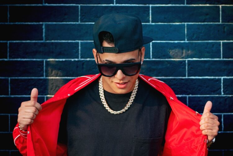 Efe Baby rebasa los 100,000 oyentes en Spotify con “Aniversario de Solterx”.