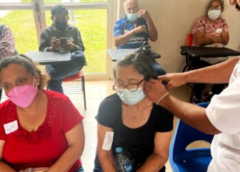 Gobierno humanista de ava, entrega 980 auxiliares auditivos