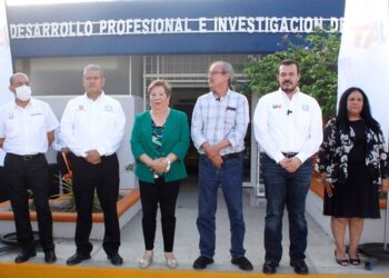 Rector de la UAT inaugura en el campus Tampico librería FCE -EDUCAL