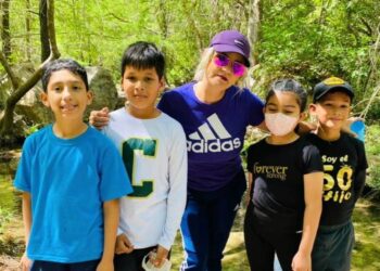 Caminan en Día de la Familia