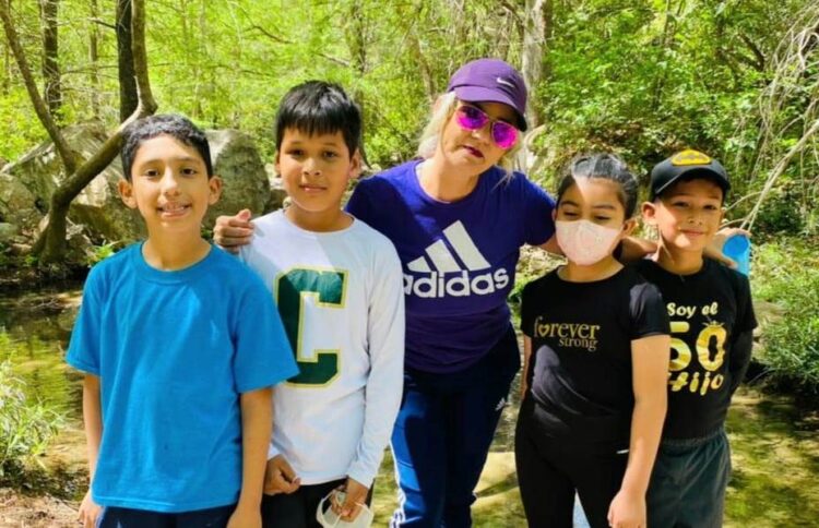 Caminan en Día de la Familia