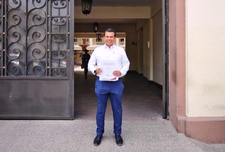 Cumple Américo a Victoria con Fondo de Capitalidad