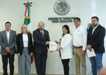 Entrega secretario general de Gobierno Plan Estatal de Desarrollo al Congreso