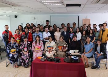 Alumnos reciben taller sobre ceremonia del té japonesa