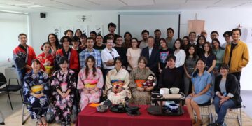 Alumnos reciben taller sobre ceremonia del té japonesa