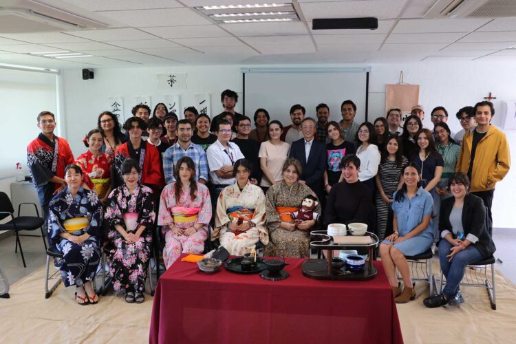 Alumnos reciben taller sobre ceremonia del té japonesa