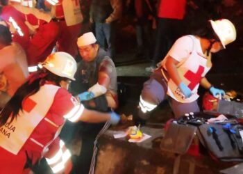 Se vuelca autobús de pasajeros,reportan doce heridos