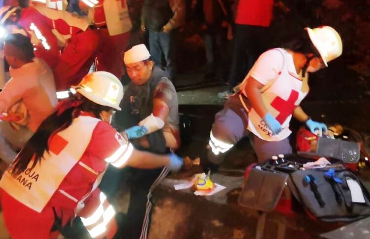 Se vuelca autobús de pasajeros,reportan doce heridos