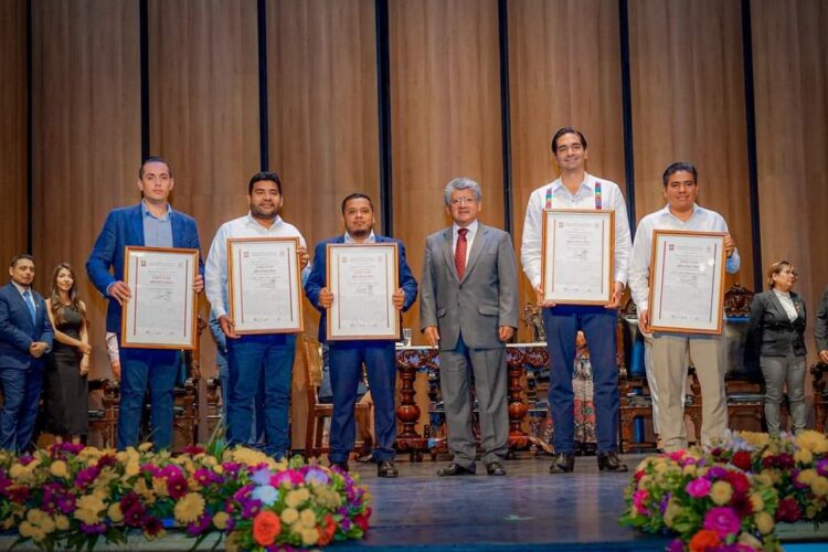 Honran al Alcalde Carlos Peña Ortiz como Visitante Distinguido en Oaxaca
