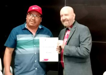 Reconocen a trabajadores de la CEAT por más de 25 años de antigüedad laboral