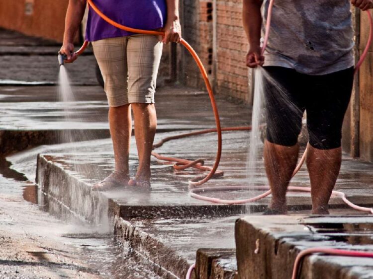 Debido al semáforo rojo en esta capital habrá hasta 50 mil pesos de multa por desperdiciar agua