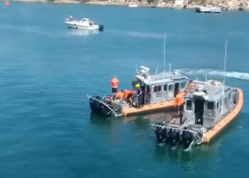 Muere niño de dos años al desplomarse avioneta en un canal de navegación