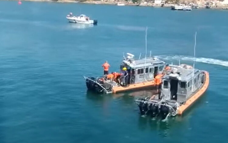 Muere niño de dos años al desplomarse avioneta en un canal de navegación