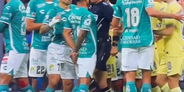 La Liga MX anuncia abrirá un proceso de investigación tras el rodillazo del árbitro Fernando Hernández