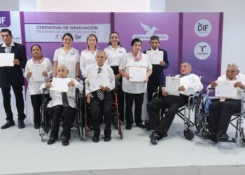 Se gradúan en educación básica residentes de Casa Hogar del Adulto Mayor