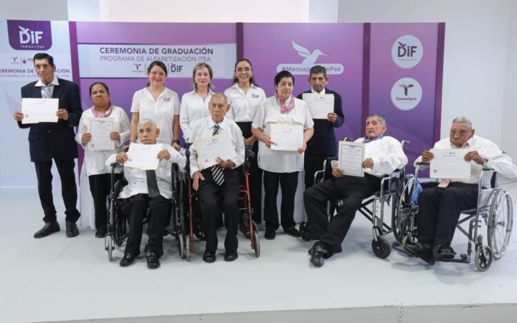 Se gradúan en educación básica residentes de Casa Hogar del Adulto Mayor