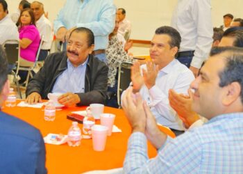 Van juntos Municipio y magisterio por la educación.