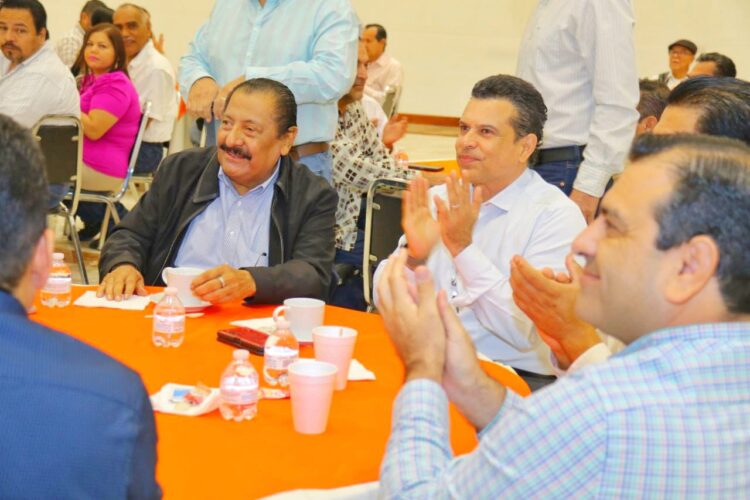 Van juntos Municipio y magisterio por la educación.