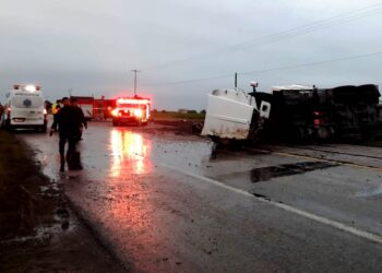 Mueren cuatro personas al chocar con pipa cargada con combustible
