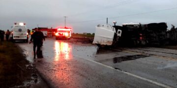 Mueren cuatro personas al chocar con pipa cargada con combustible
