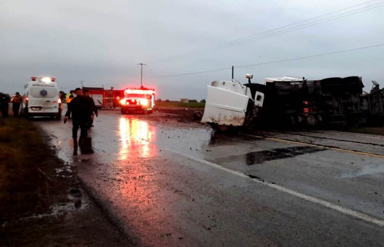 Mueren cuatro personas al chocar con pipa cargada con combustible
