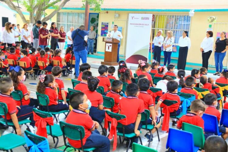Entrega Alcalde obras de infraestructura educativa.